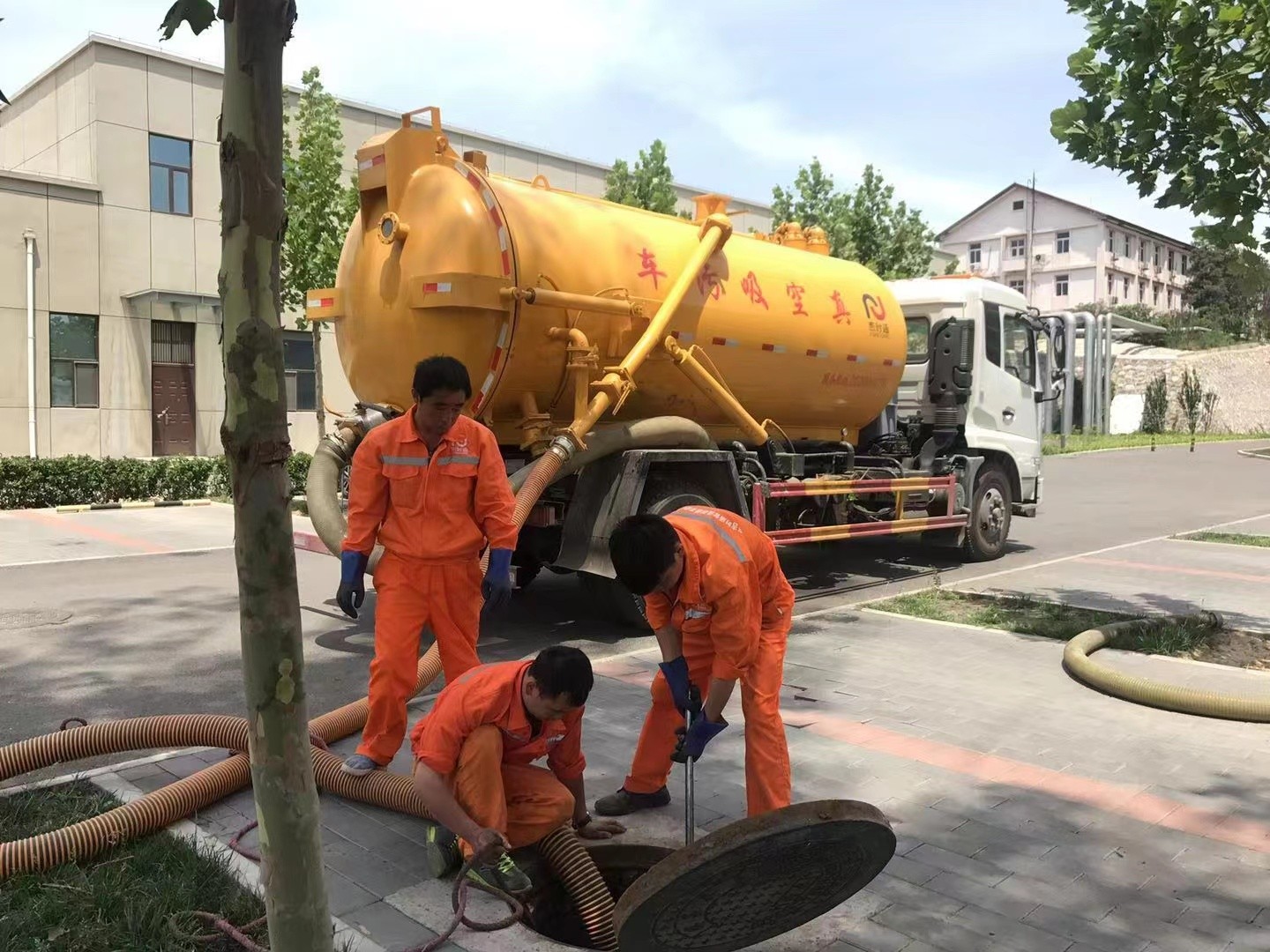 东乌珠穆沁化粪池清理与5-8吨吸粪车施工效率分析